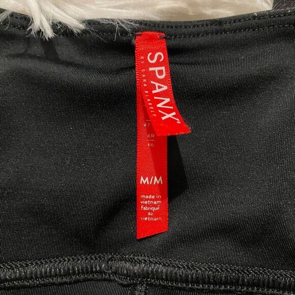 Spanx Faux Leather Leggings in Black Medium - Picture 6 of 10